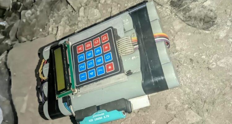 Warga Tawang, Kota Tasikmalaya, digegerkan penemuan benda mencurigakan mirip bom di bekas pabrik Engsun. Polisi langsung mengamankan lokasi.