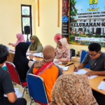 Penyaluran bantuan beras kepada warga di Kelurahan Kecapi, Kecamatan Harjamukti, Kota Cirebon.