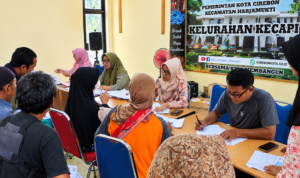 Penyaluran bantuan beras kepada warga di Kelurahan Kecapi, Kecamatan Harjamukti, Kota Cirebon.