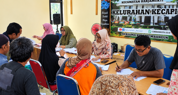 Penyaluran bantuan beras kepada warga di Kelurahan Kecapi, Kecamatan Harjamukti, Kota Cirebon.