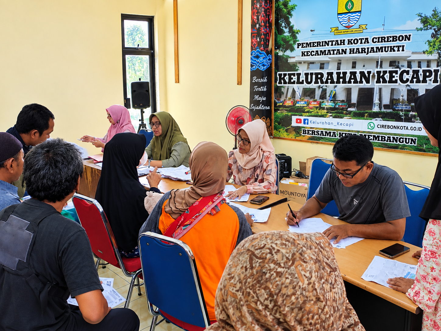 Penyaluran bantuan beras kepada warga di Kelurahan Kecapi, Kecamatan Harjamukti, Kota Cirebon.