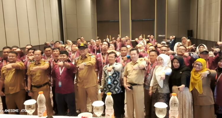 Peserta Bimtek Digitalisasi Pembelajaran Tahap 7 berfoto bersama di Lahat